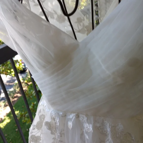 Elegant White, Tulle and Organza Wedding Gown - Picture 8 of 11